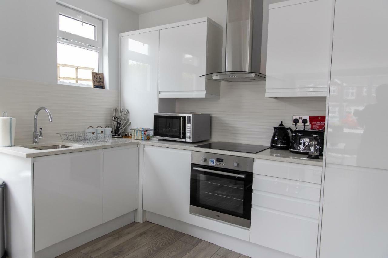 London Northwick Park Serviced Apartments By Riis Property Harrow Exterior photo